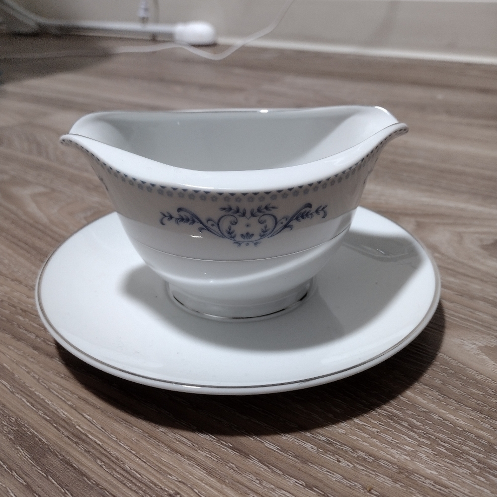 Vintage Amcrest gravy bowl in Verona.
